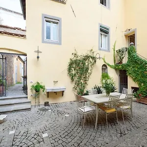 Apartment Corte Paolina - Charming Courtyard Inside, Lucca